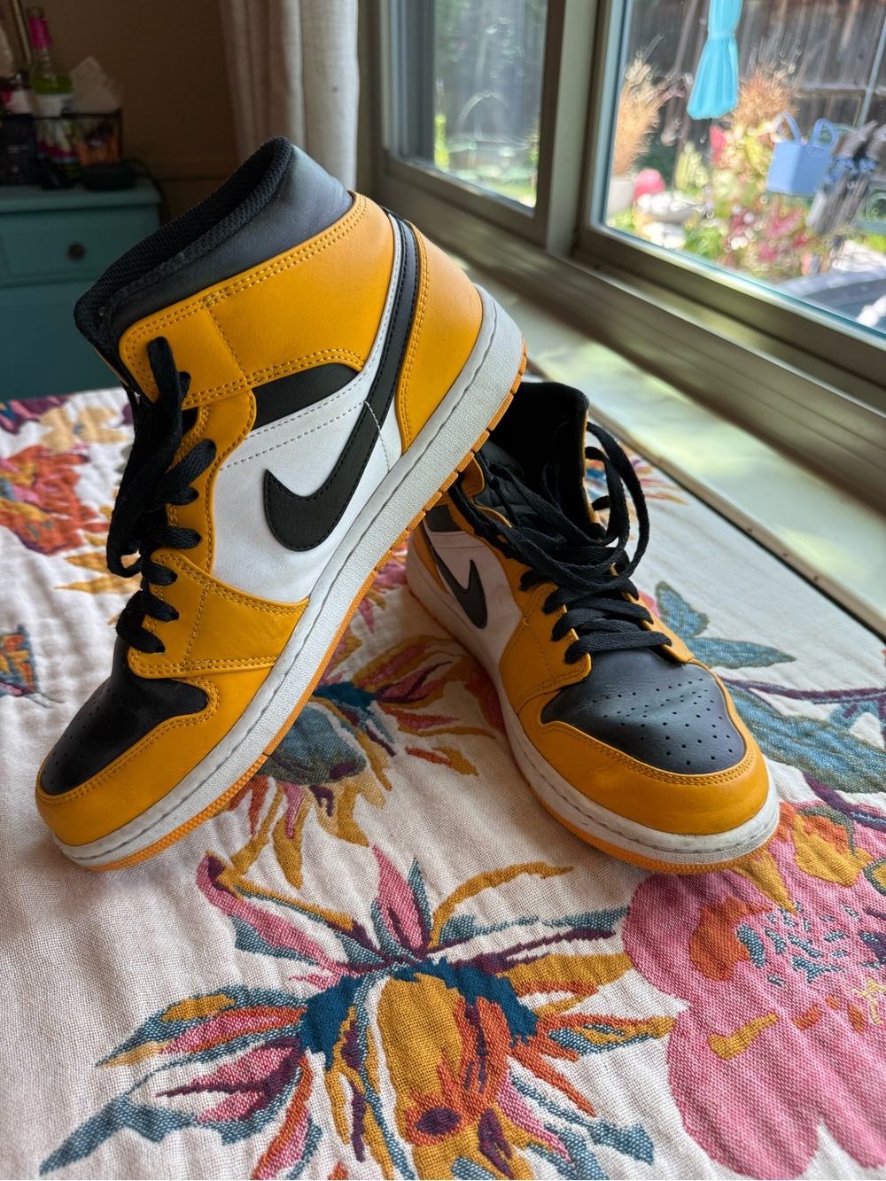 Nike Air Jordan 1 Mid "Taxi Reverse Yellow Toe"